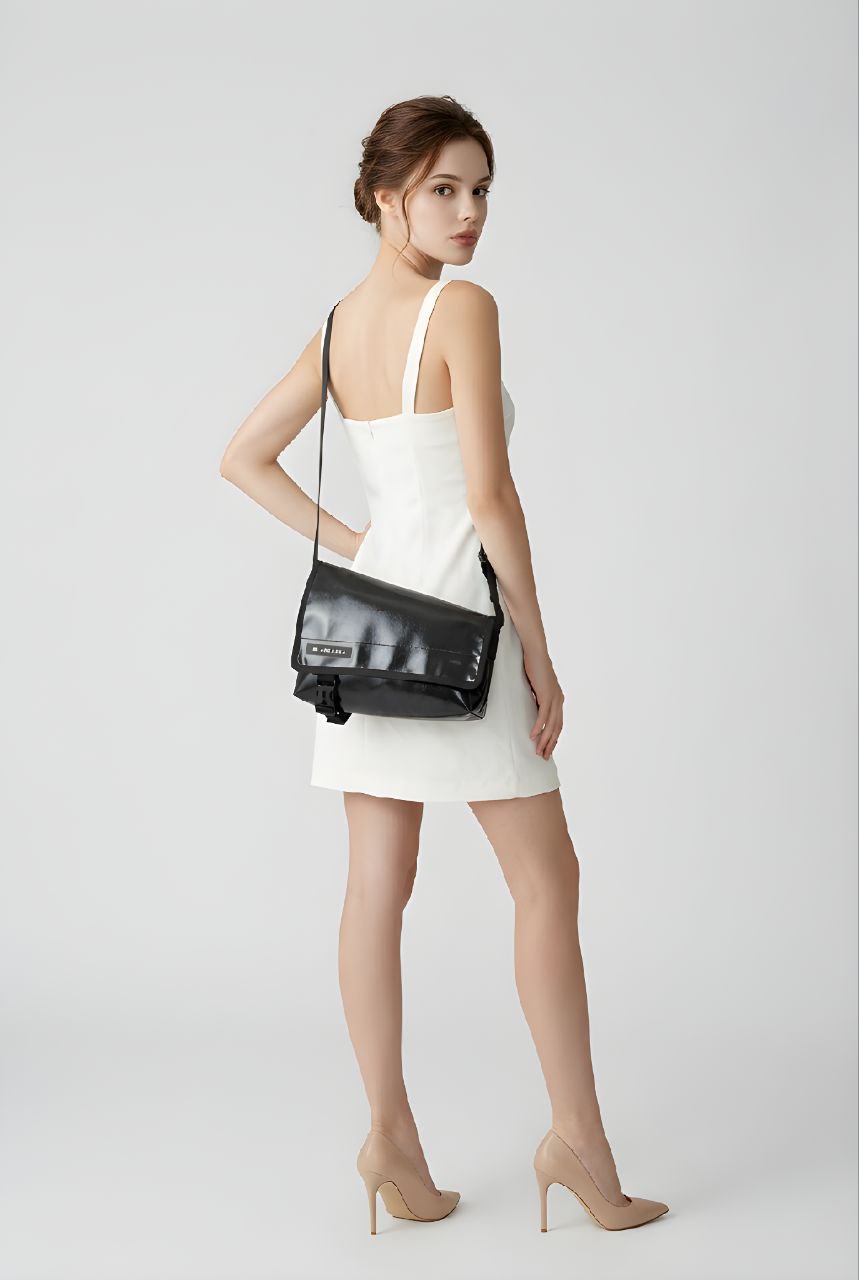 Asymmetrische Umhängetasche aus recycelter LKW-Plane – Handgemachte Messenger Bag