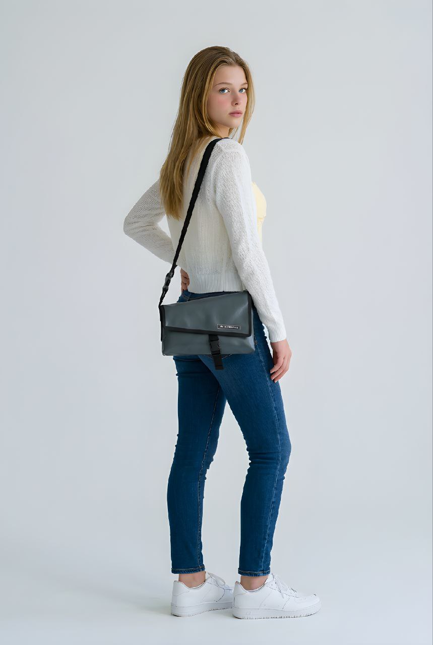 Asymmetrische Umhängetasche aus recycelter LKW-Plane – Handgemachte Messenger Bag