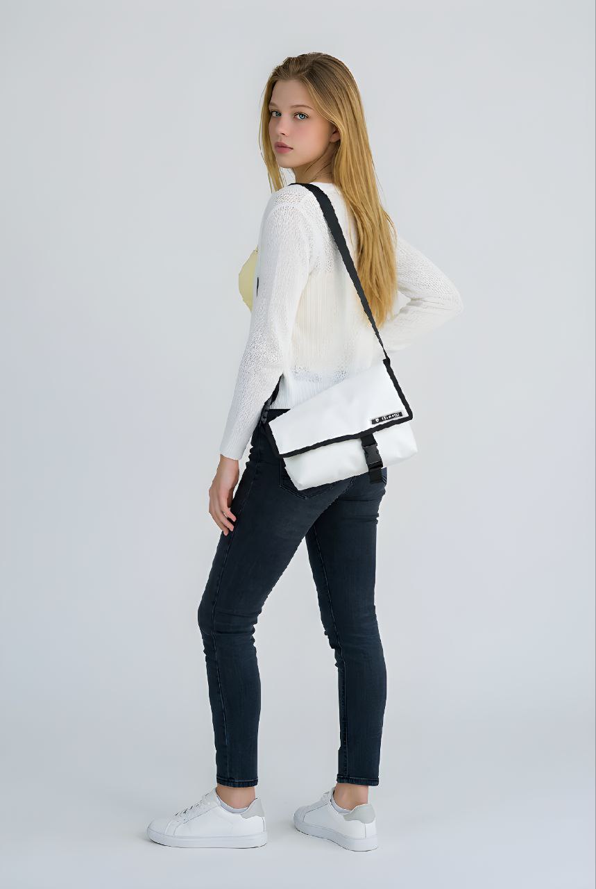 Asymmetrische Umhängetasche aus recycelter LKW-Plane – Handgemachte Messenger Bag