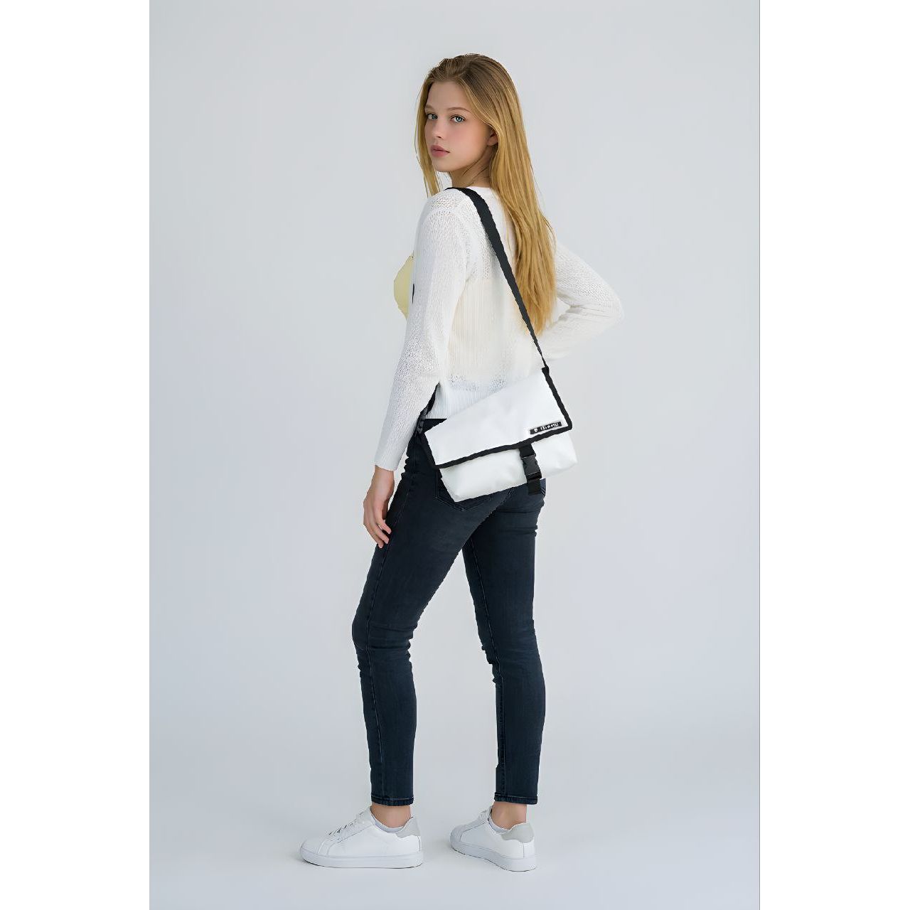 Asymmetrische Umhängetasche aus recycelter LKW-Plane – Handgemachte Messenger Bag