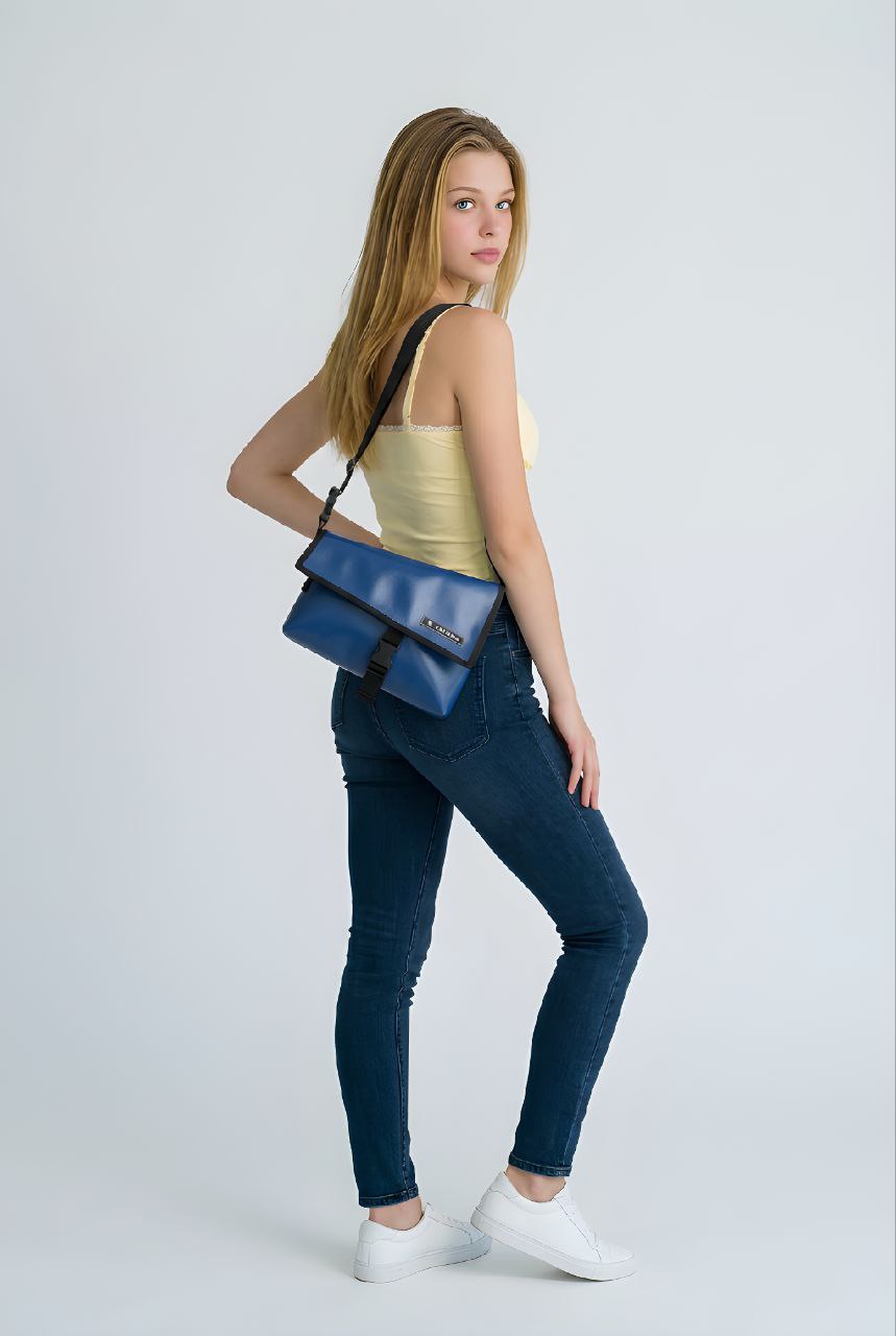 Asymmetrische Umhängetasche aus recycelter LKW-Plane – Handgemachte Messenger Bag