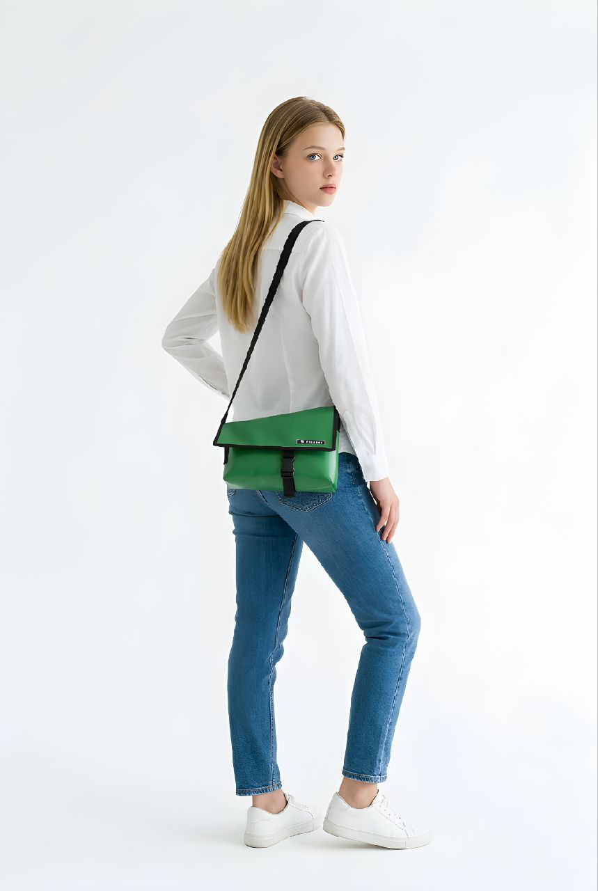 Asymmetrische Umhängetasche aus recycelter LKW-Plane – Handgemachte Messenger Bag