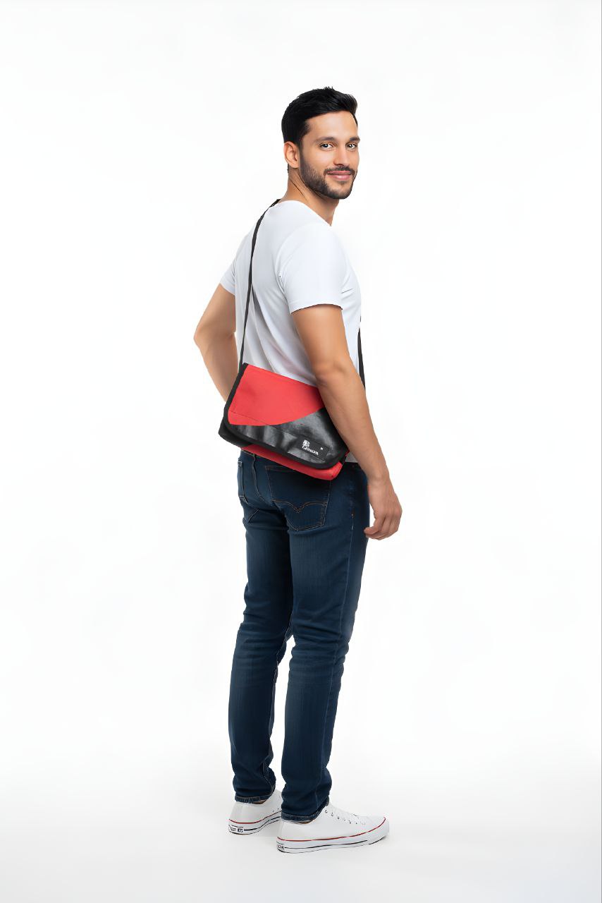Umhängetasche aus recycelter LKW-Plane | Handgemacht | Unisex | Upcycling Schultertasche