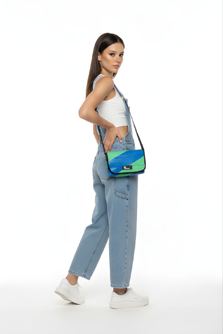 Umhängetasche aus recycelter LKW-Plane | Handgemacht | Unisex | Upcycling Schultertasche