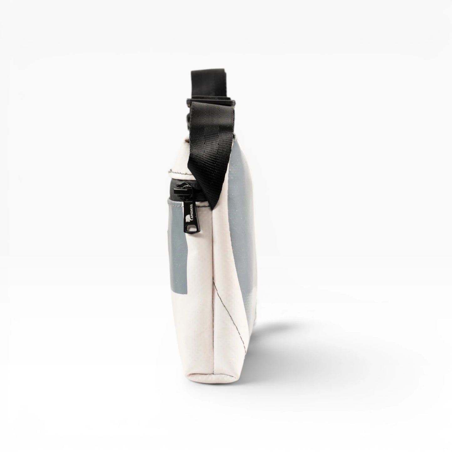 4-Ekig Bauchtasche aus recycelter LKW-Plane | Unisex | Crossbody tragbar | Handgemacht