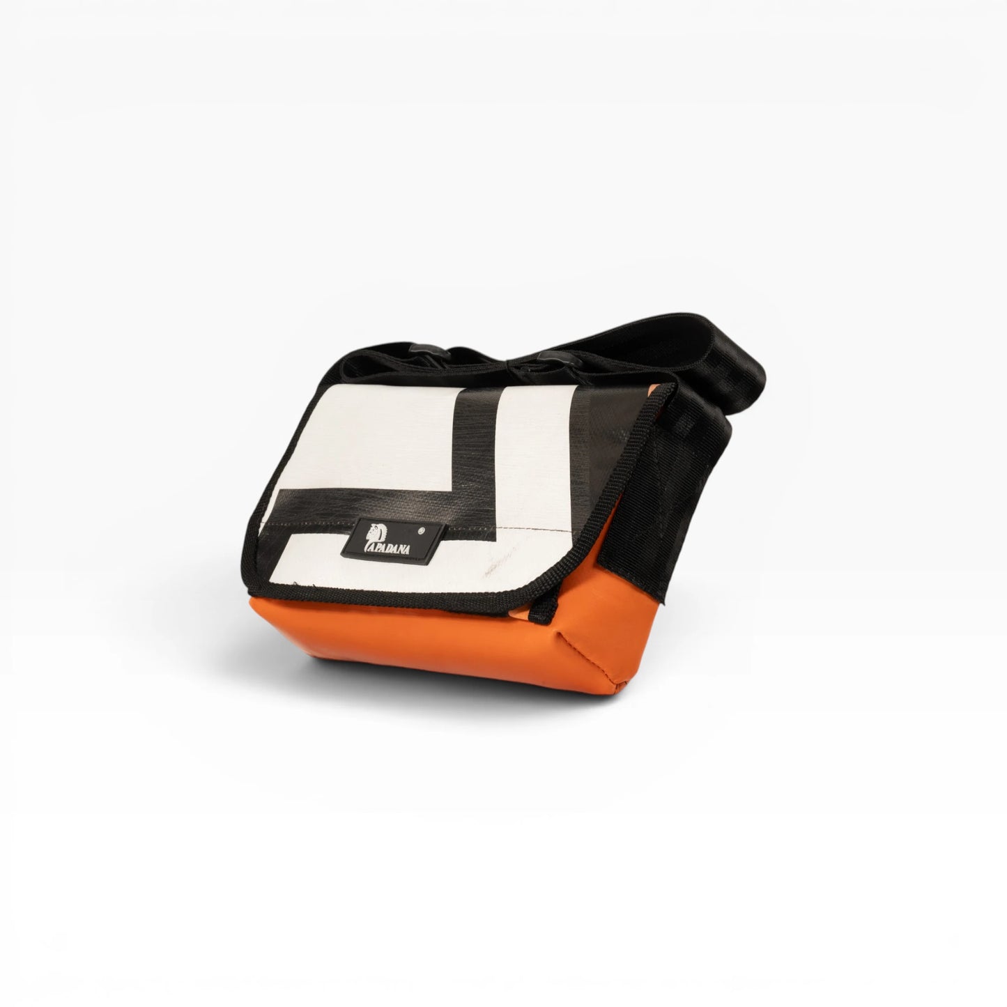Umhängetasche aus recycelter LKW-Plane | Handgemacht | Unisex | Upcycling Schultertasche