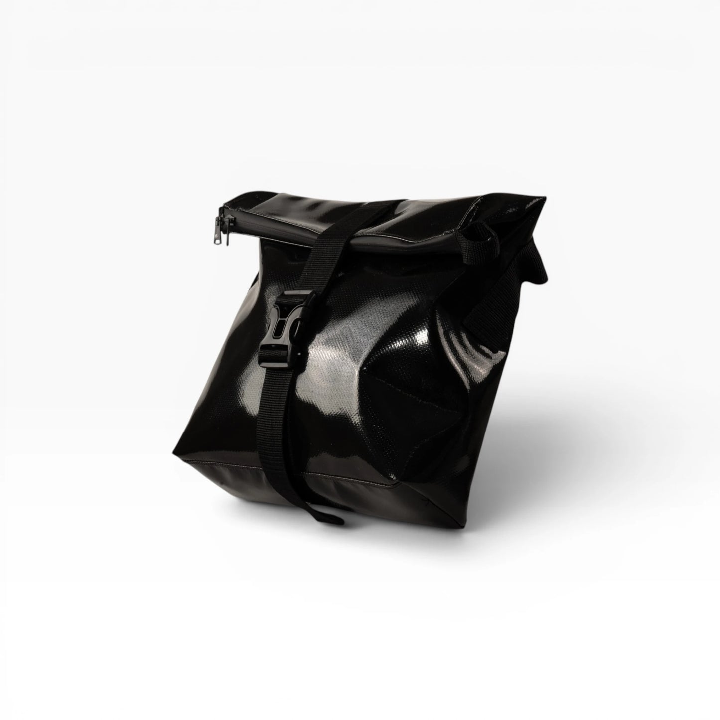 Rolltop Tati Umhängetasche aus recycelter LKW-Plane