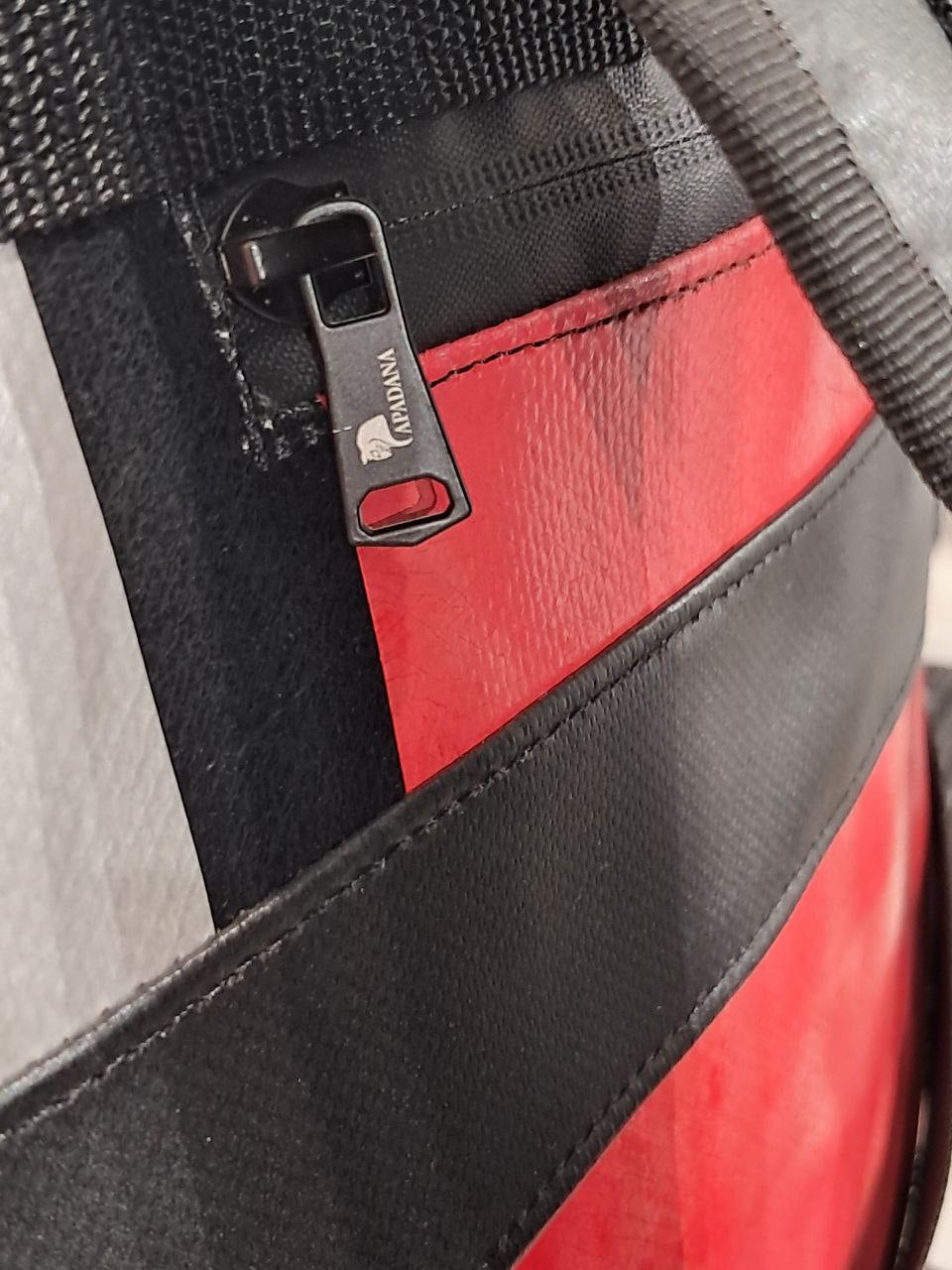 Handgemachter Rolltop Rucksack aus recycelter LKW-Plane