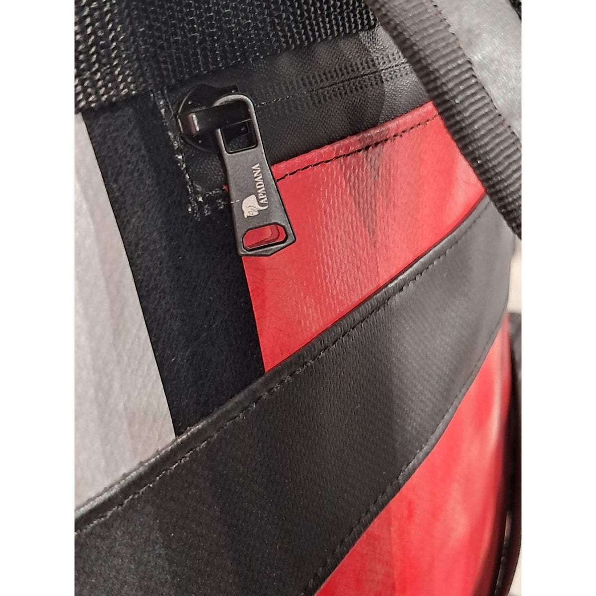 Handgemachter Rolltop Rucksack aus recycelter LKW-Plane