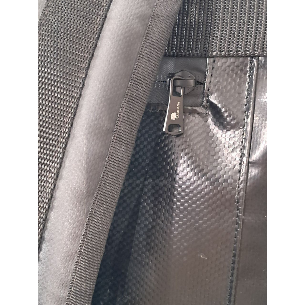 Handgemachter Rolltop Rucksack aus recycelter LKW-Plane