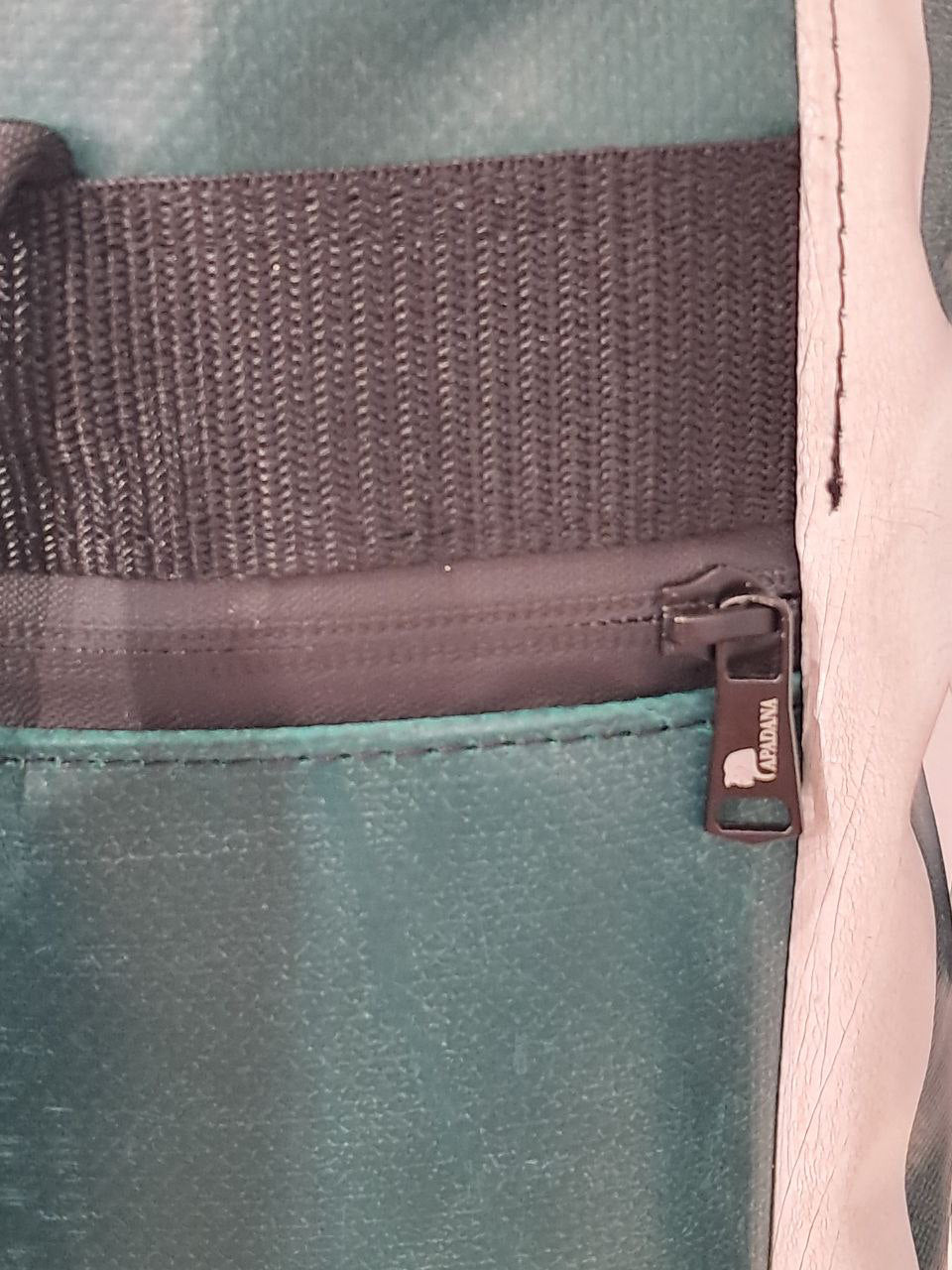 Handgemachter Rolltop Rucksack aus recycelter LKW-Plane