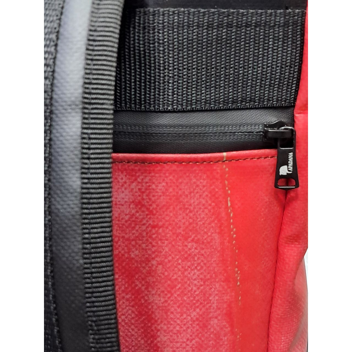 Handgemachter Rolltop Rucksack aus recycelter LKW-Plane