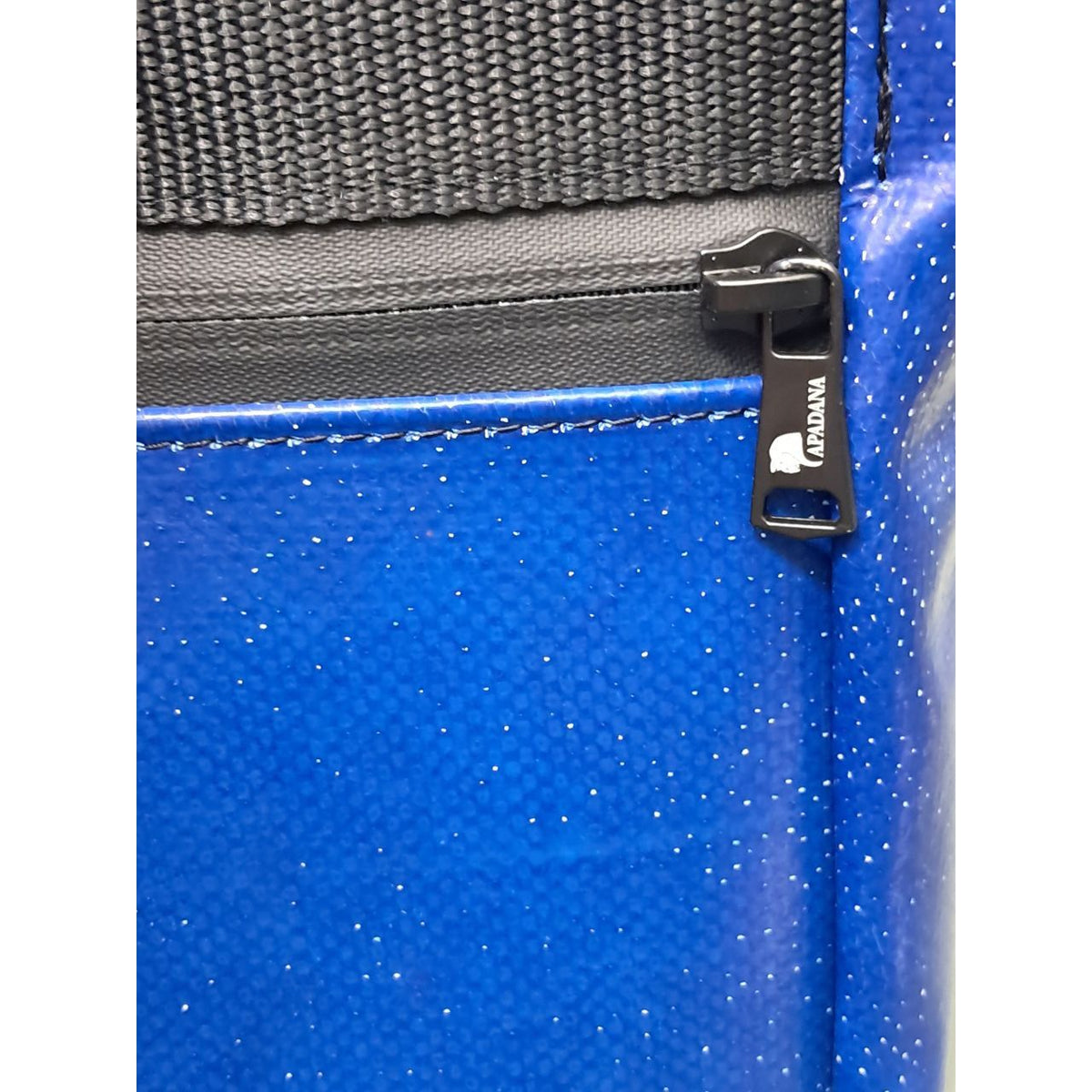Handgemachter Rolltop Rucksack aus recycelter LKW-Plane