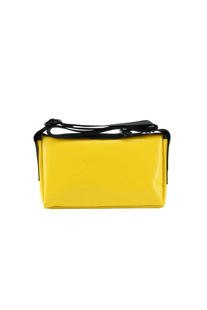Upcycling Bauchtasche aus LKW-Plane – Unisex Crossbody Bag – 3 Fächer