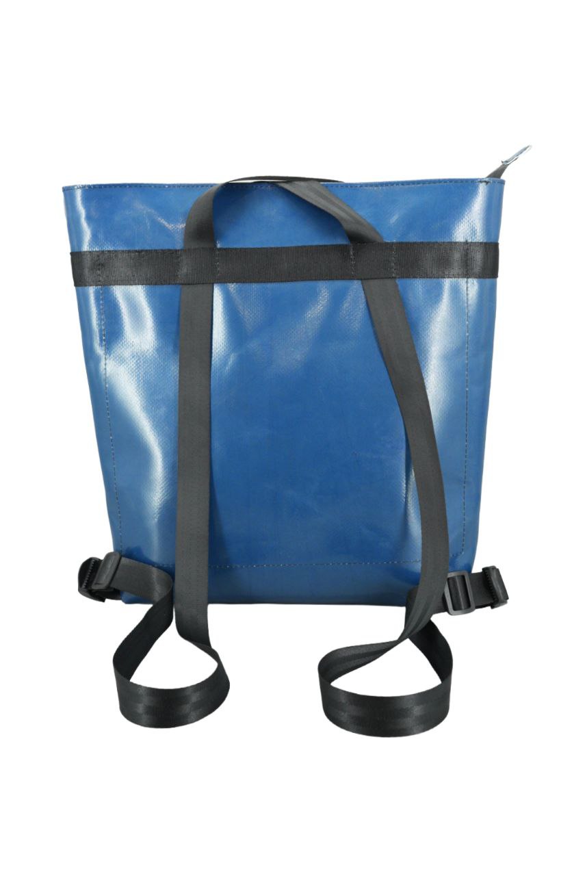 2-in-1 Tasche aus recycelter LKW-Plane – Shopper & Rucksack – 35×29×10 cm – Für Reisen & Einkauf