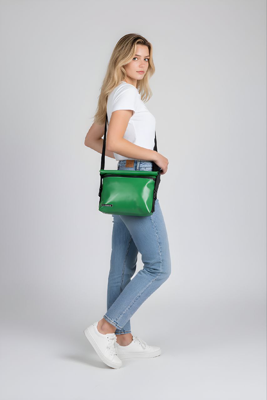 Rolltop Umhängetasche aus recycelter LKW-Plane