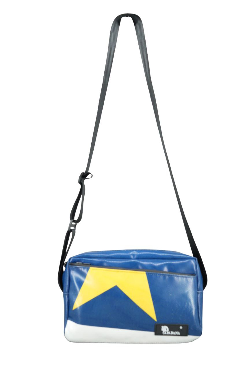 Crossbody Umhängetasche aus recycelter LKW-Plane – Handgemacht