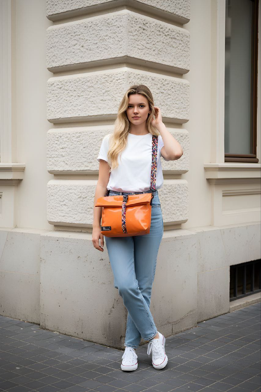 Rolltop Tati Umhängetasche aus recycelter LKW-Plane – Leo Design