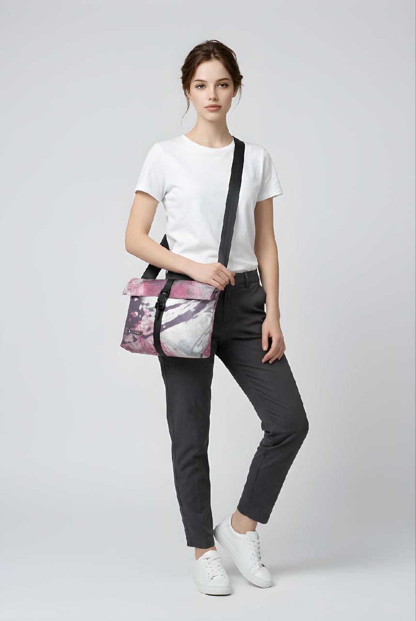 Rolltop Tati Umhängetasche aus recycelter LKW-Plane – Leo Design