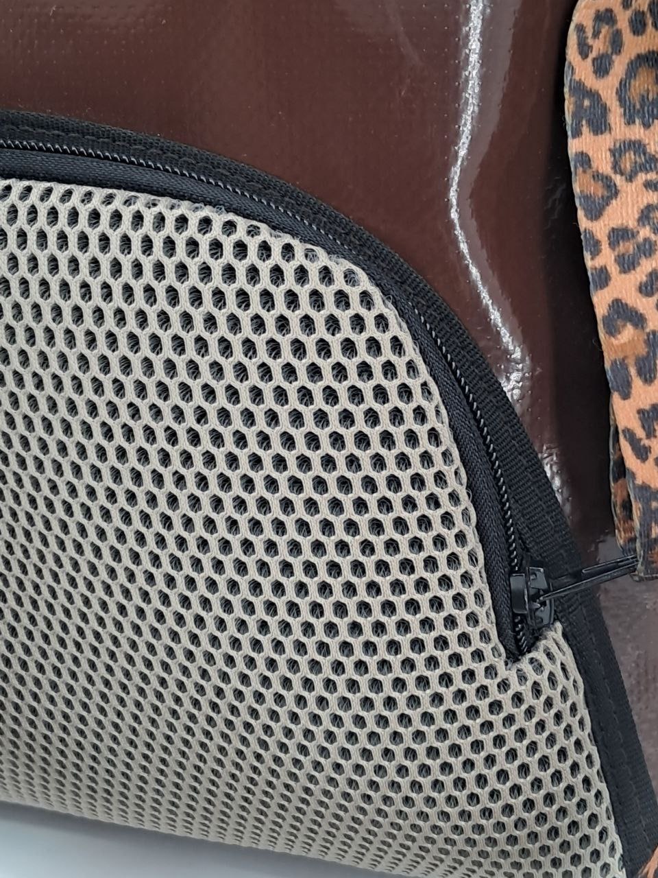 Rolltop Tati Umhängetasche aus recycelter LKW-Plane – Leo Design