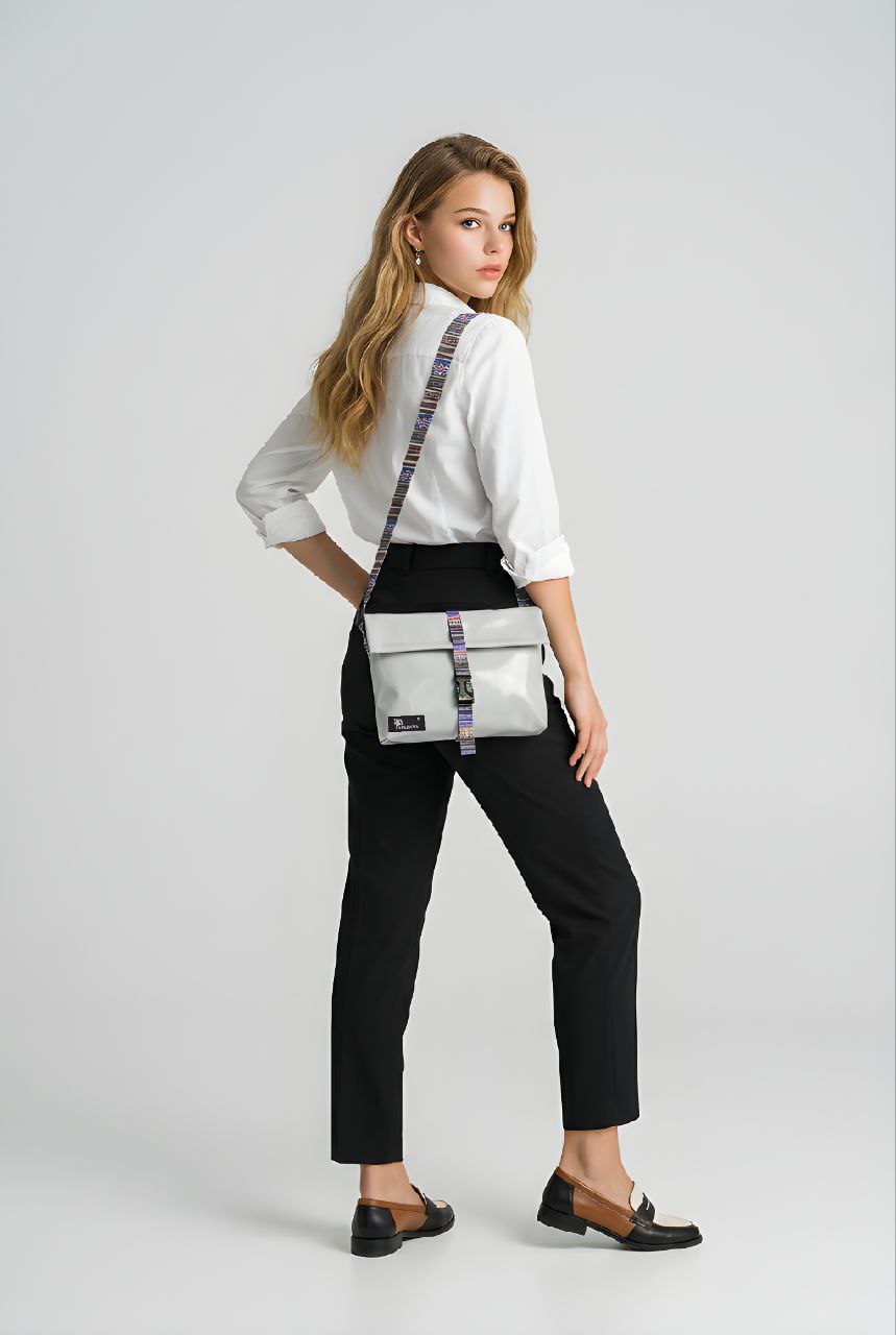 Rolltop Tati Umhängetasche aus recycelter LKW-Plane – Leo Design