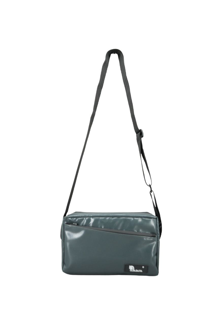 Crossbody Umhängetasche aus recycelter LKW-Plane – Handgemacht