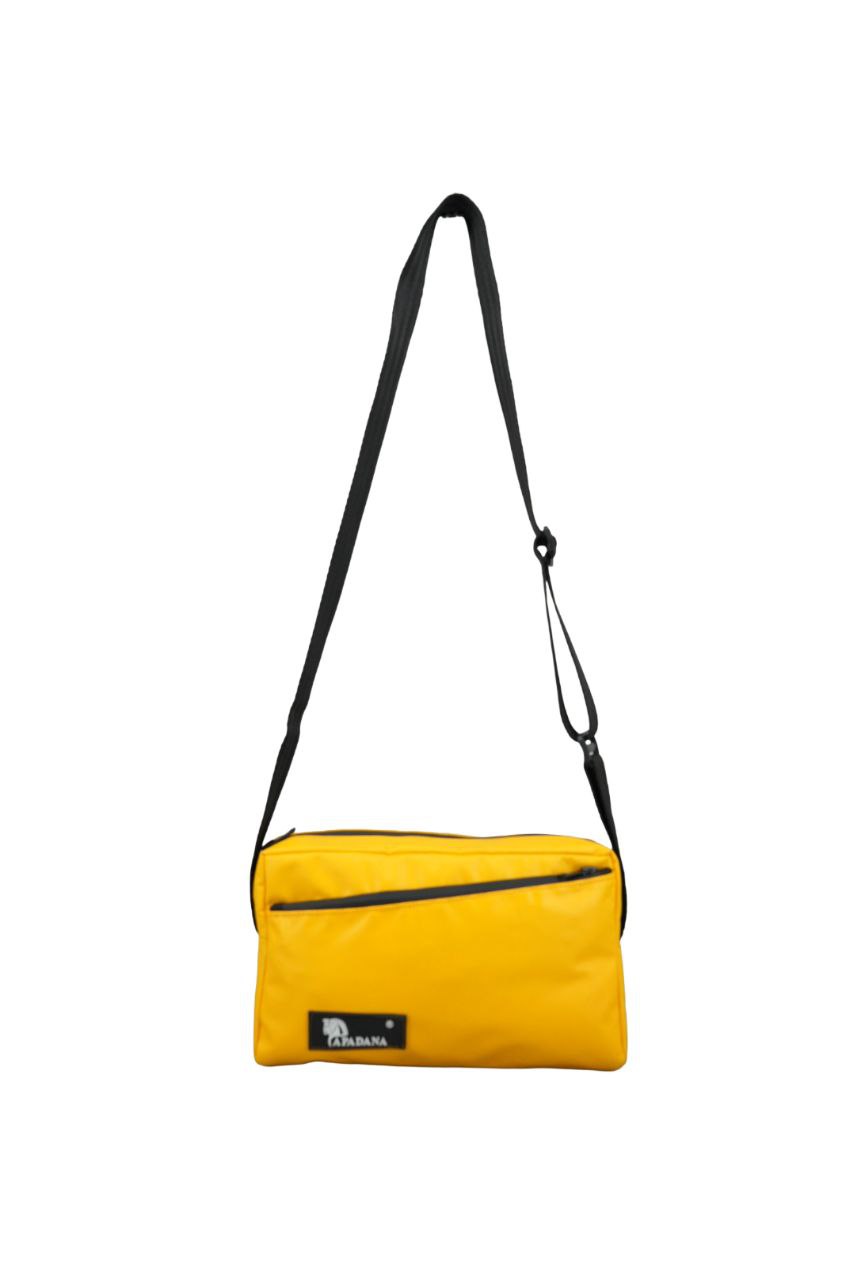 Crossbody Umhängetasche aus recycelter LKW-Plane – Handgemacht