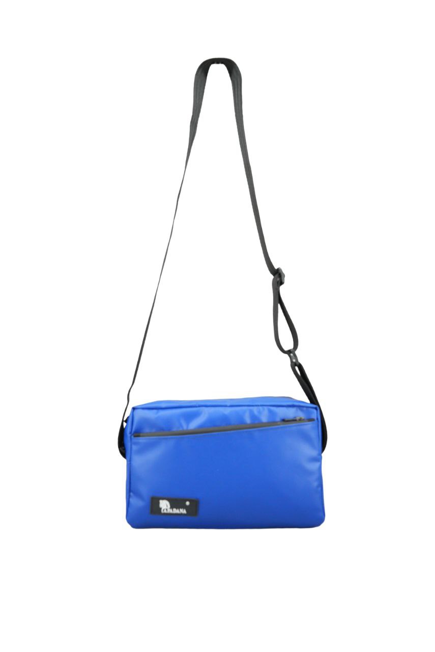 Crossbody Umhängetasche aus recycelter LKW-Plane – Handgemacht