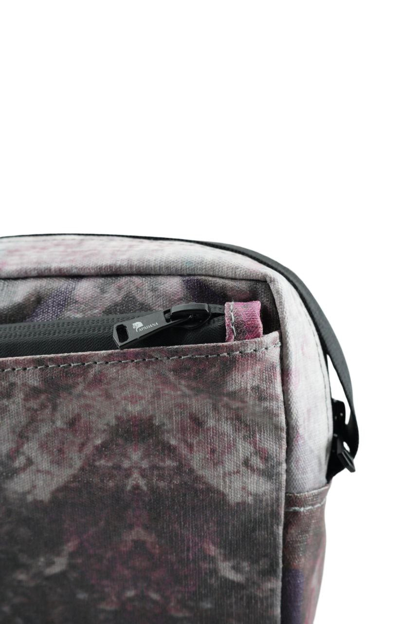 Crossbody Umhängetasche aus recycelter LKW-Plane – Handgemacht