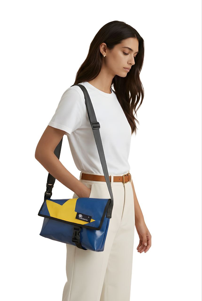 Asymmetrische Umhängetasche aus recycelter LKW-Plane – Handgemachte Messenger Bag