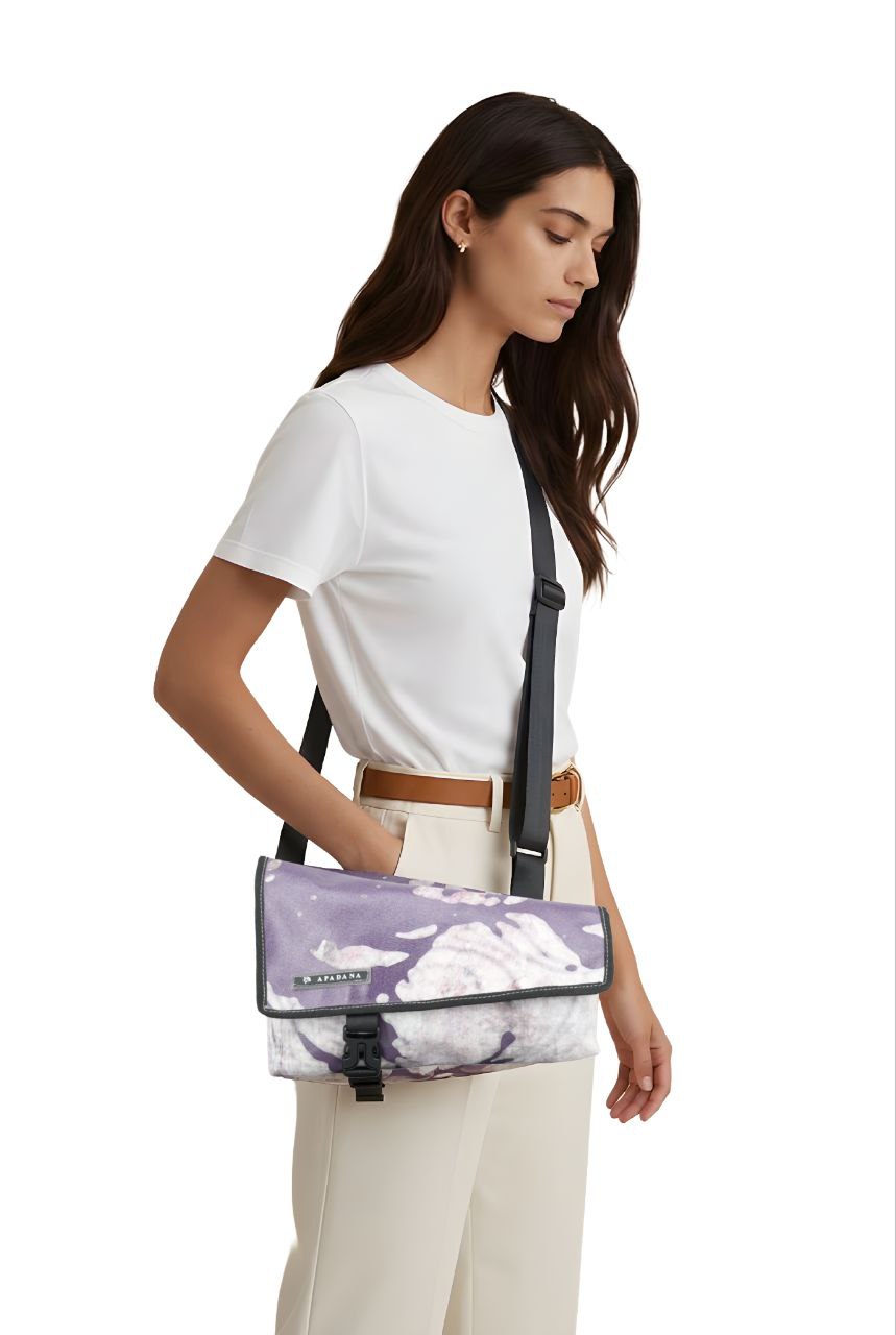 Asymmetrische Umhängetasche aus recycelter LKW-Plane – Handgemachte Messenger Bag