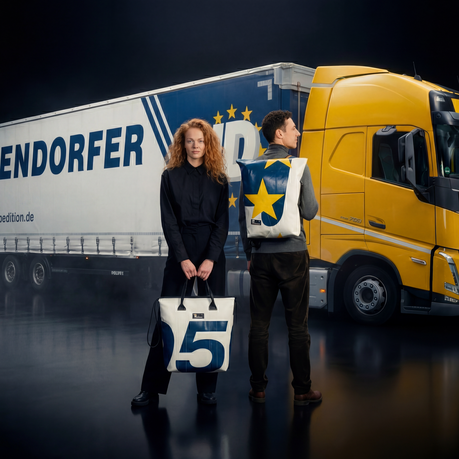 Handgemachter Rolltop Rucksack aus recycelter LKW-Plane