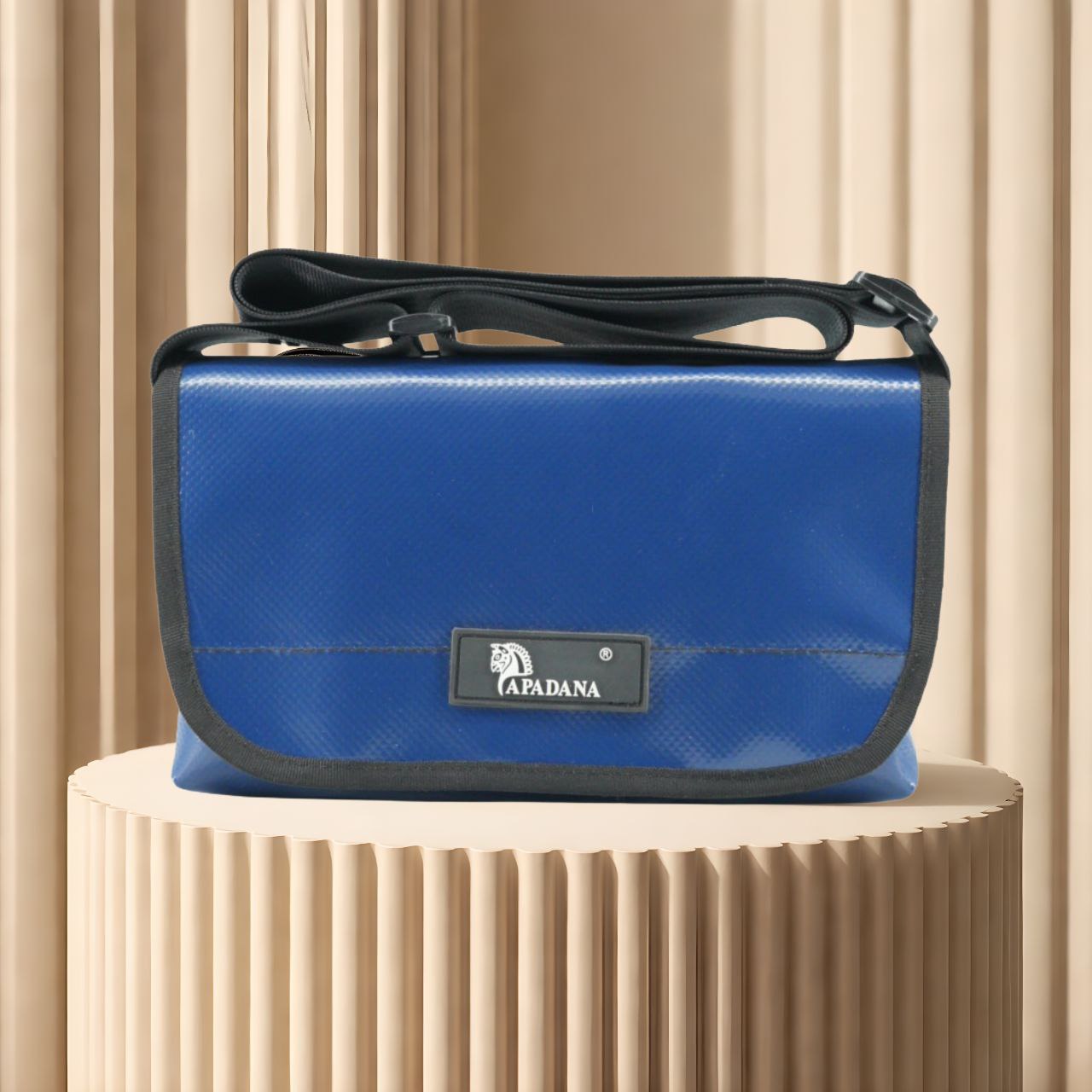 Upcycling Bauchtasche aus LKW-Plane – Unisex Crossbody Bag – 3 Fächer