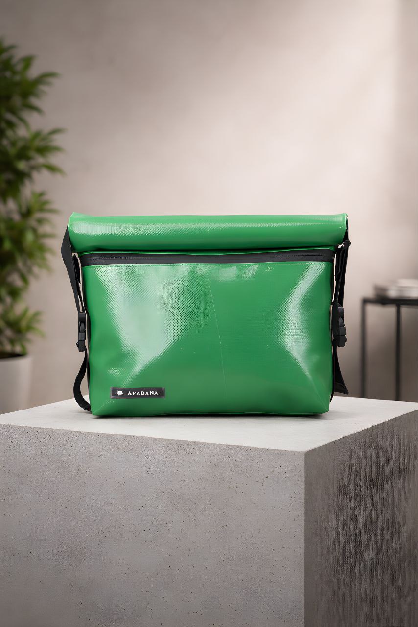 Rolltop Umhängetasche aus recycelter LKW-Plane