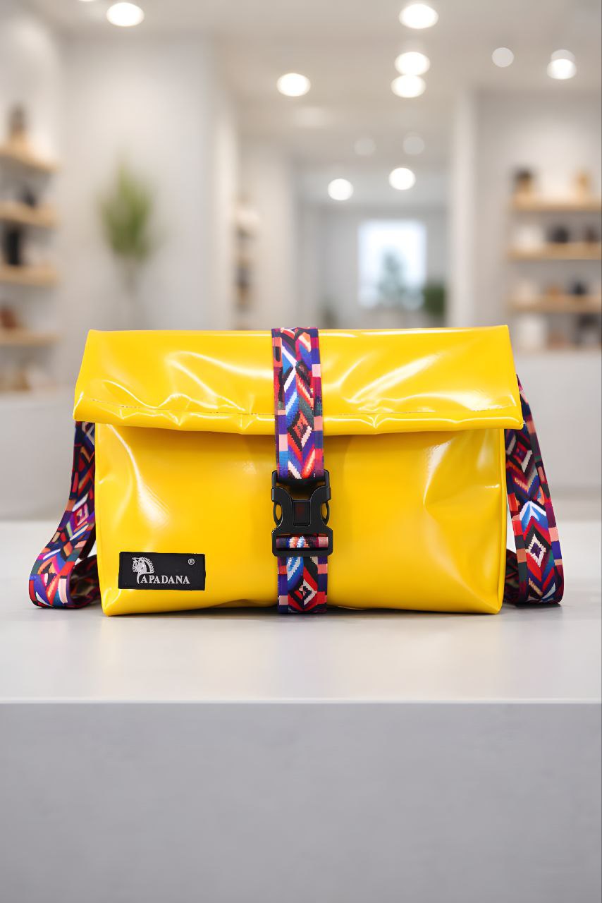 Rolltop Tati Umhängetasche aus recycelter LKW-Plane – Leo Design