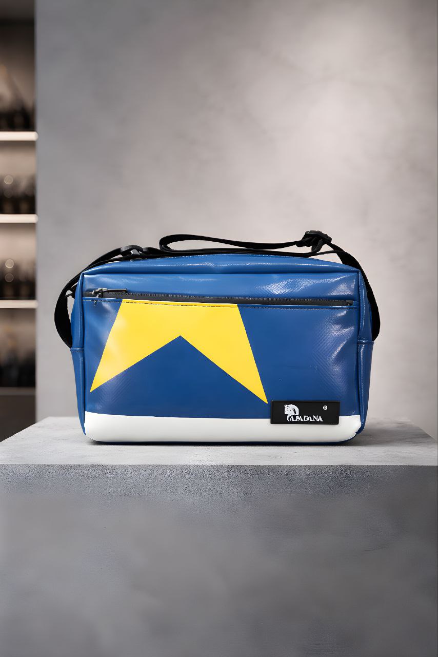 Crossbody Umhängetasche aus recycelter LKW-Plane – Handgemacht