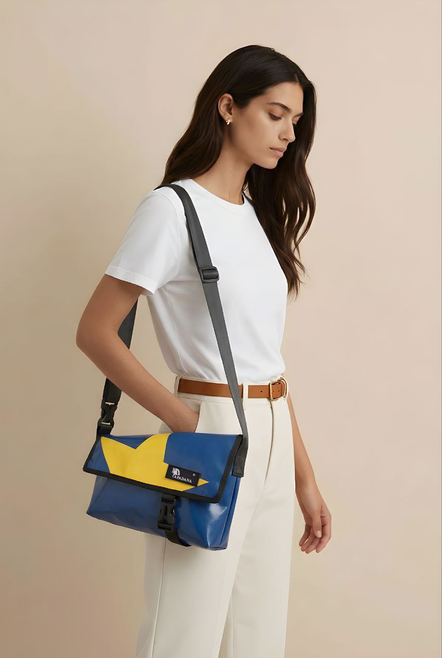 Asymmetrische Umhängetasche aus recycelter LKW-Plane – Handgemachte Messenger Bag