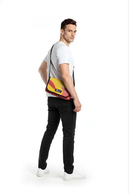 Umhängetasche aus recycelter LKW-Plane | Handgemacht | Unisex | Upcycling Schultertasche