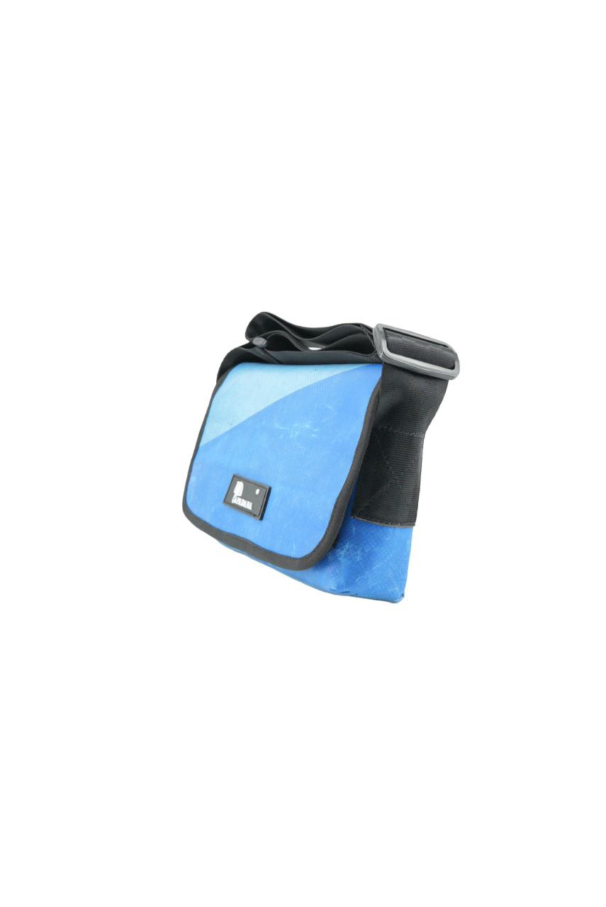Umhängetasche aus recycelter LKW-Plane | Handgemacht | Unisex | Upcycling Schultertasche
