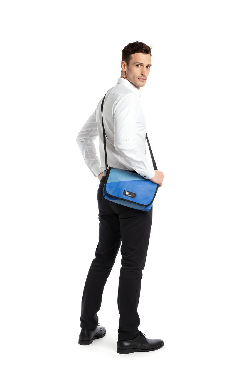 Umhängetasche aus recycelter LKW-Plane | Handgemacht | Unisex | Upcycling Schultertasche