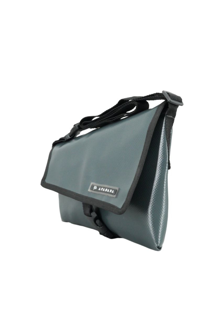 Asymmetrische Umhängetasche aus recycelter LKW-Plane – Handgemachte Messenger Bag