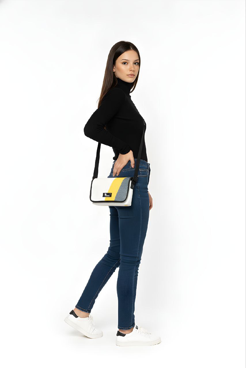 Umhängetasche aus recycelter LKW-Plane | Handgemacht | Unisex | Upcycling Schultertasche