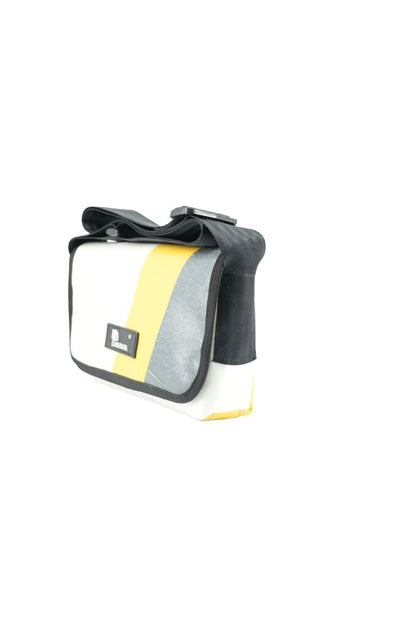 Umhängetasche aus recycelter LKW-Plane | Handgemacht | Unisex | Upcycling Schultertasche