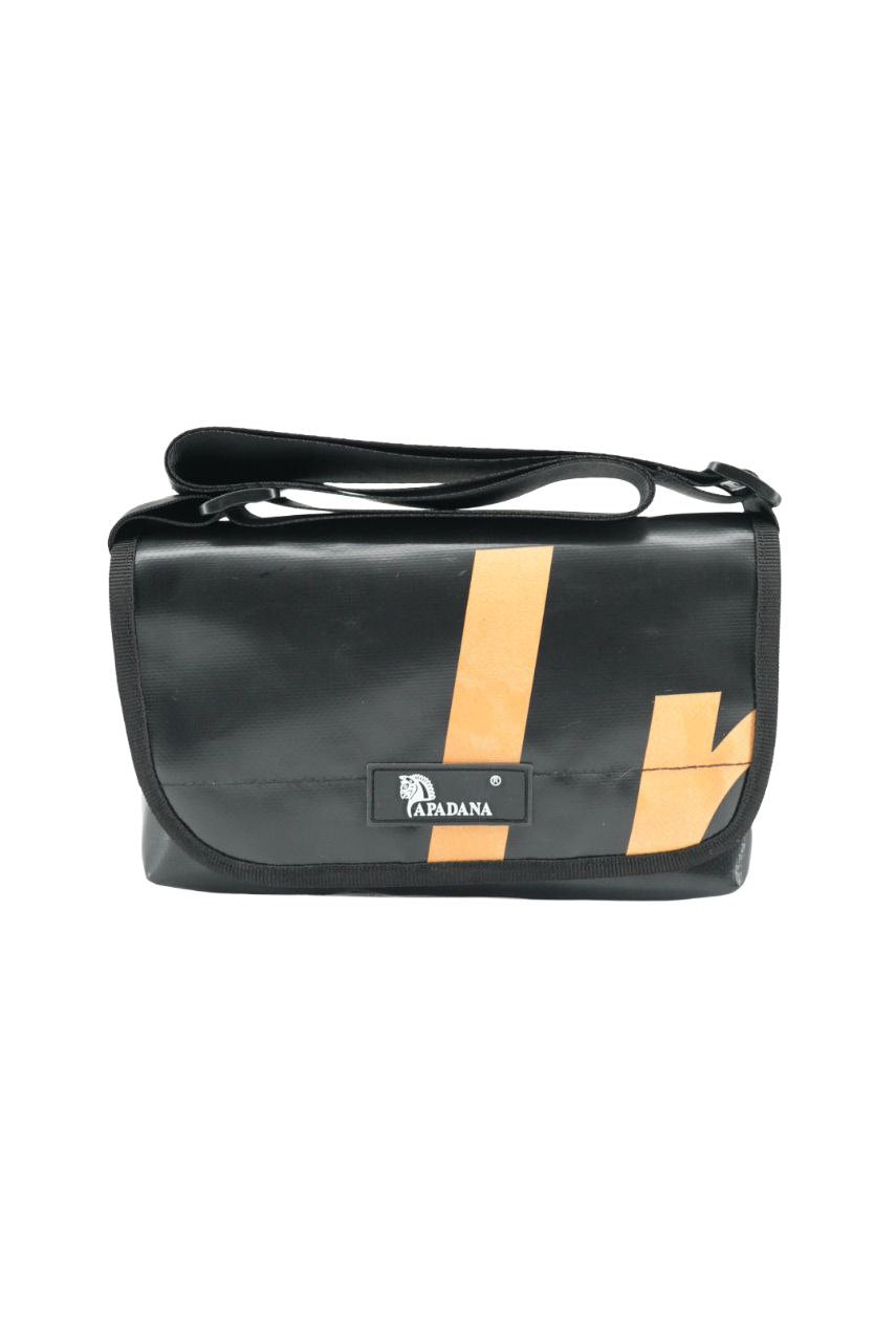 Umhängetasche aus recycelter LKW-Plane | Handgemacht | Unisex | Upcycling Schultertasche