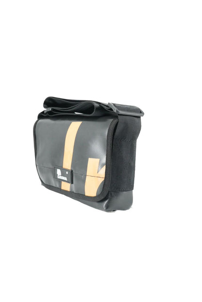 Umhängetasche aus recycelter LKW-Plane | Handgemacht | Unisex | Upcycling Schultertasche