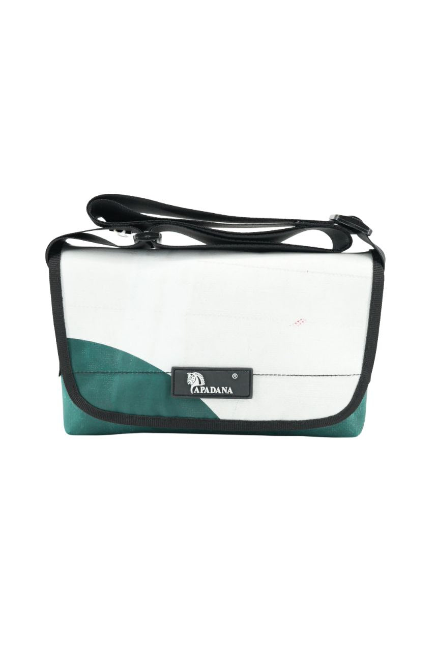 Umhängetasche aus recycelter LKW-Plane | Handgemacht | Unisex | Upcycling Schultertasche