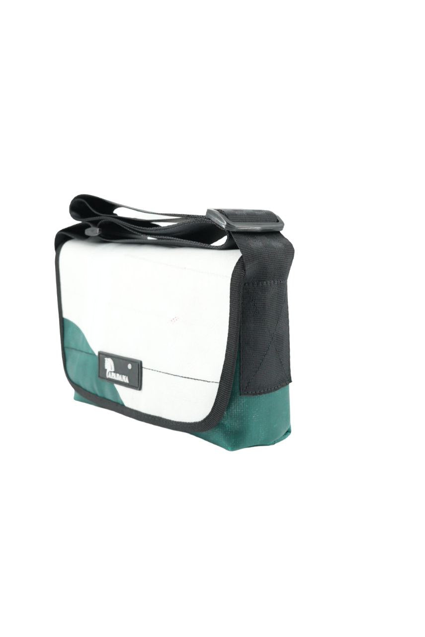 Umhängetasche aus recycelter LKW-Plane | Handgemacht | Unisex | Upcycling Schultertasche