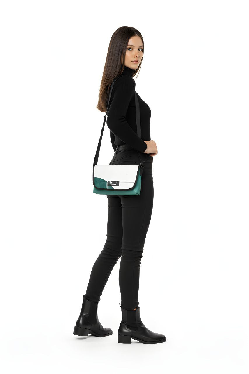 Umhängetasche aus recycelter LKW-Plane | Handgemacht | Unisex | Upcycling Schultertasche