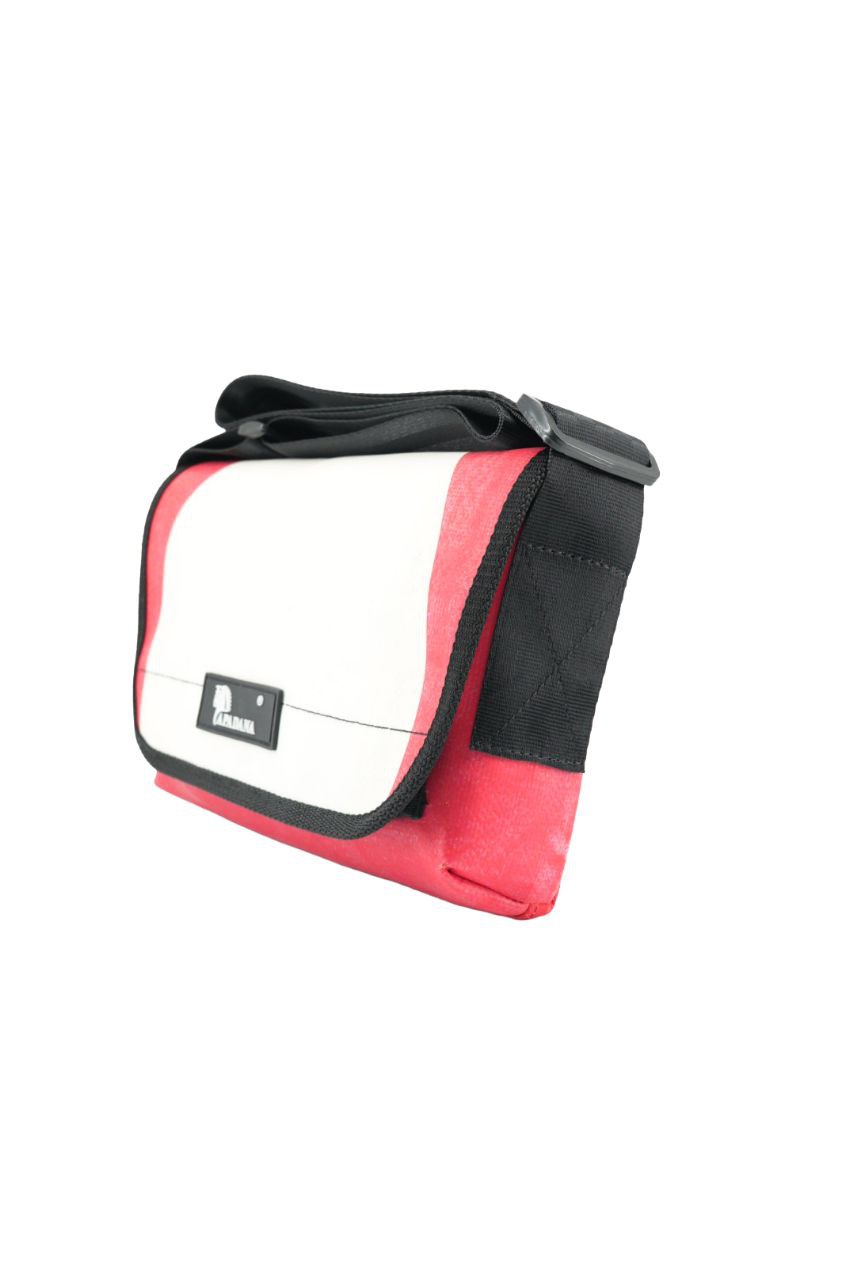 Umhängetasche aus recycelter LKW-Plane | Handgemacht | Unisex | Upcycling Schultertasche