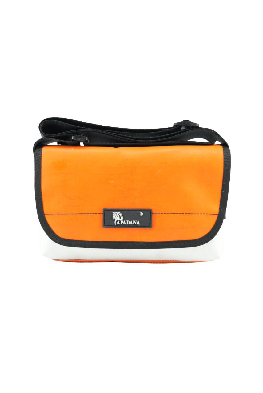Umhängetasche aus recycelter LKW-Plane | Handgemacht | Unisex | Upcycling Schultertasche